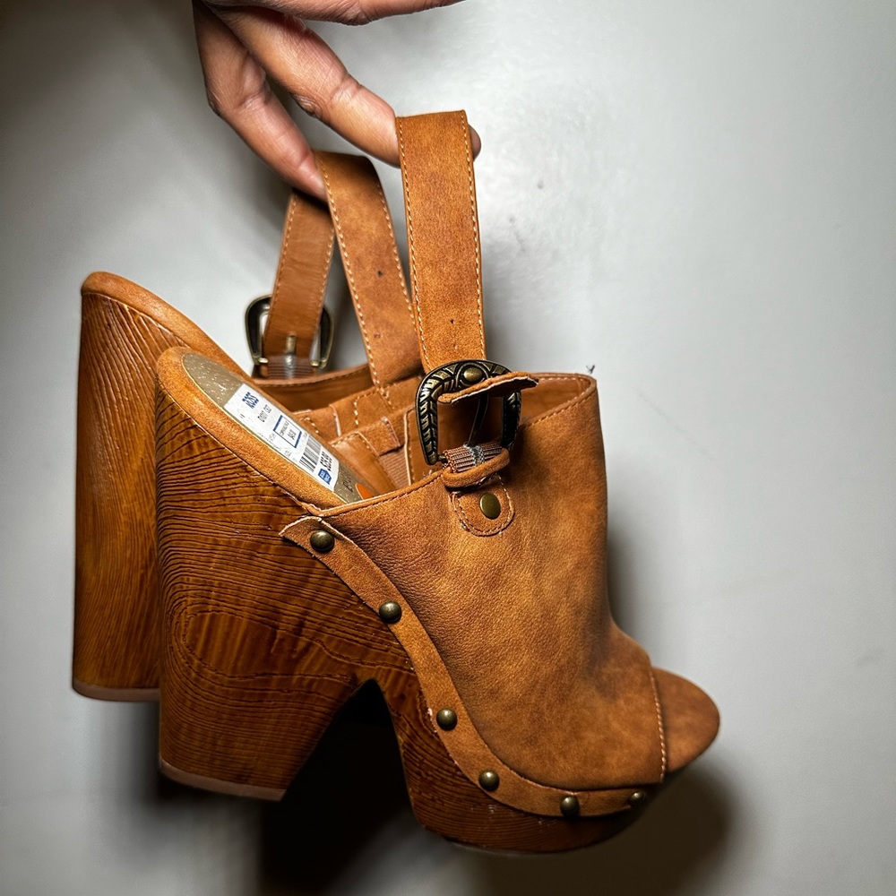 G by GUESS Platform Clogs w/ Nail Head details (COGNAC)
